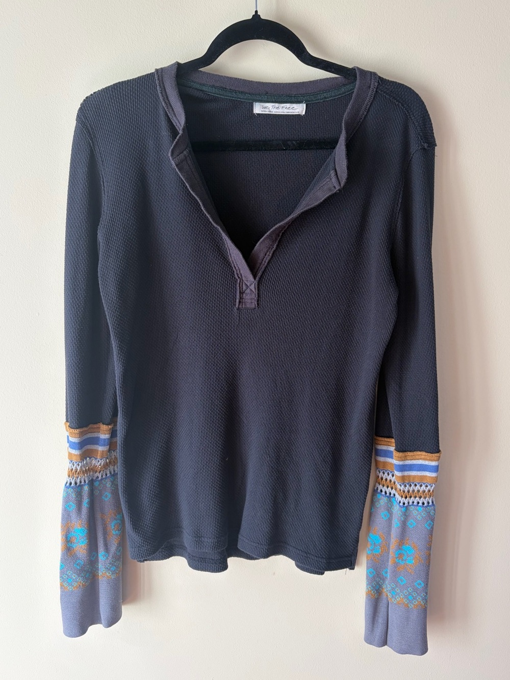 We The Free Charcoal Waffle Knit Long Sleeve Henley Patterned Blue & Tan Cuff XL